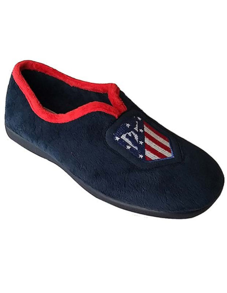 Zapatillas cerradas Atlético de Madrid para andar por casa detalle escudo