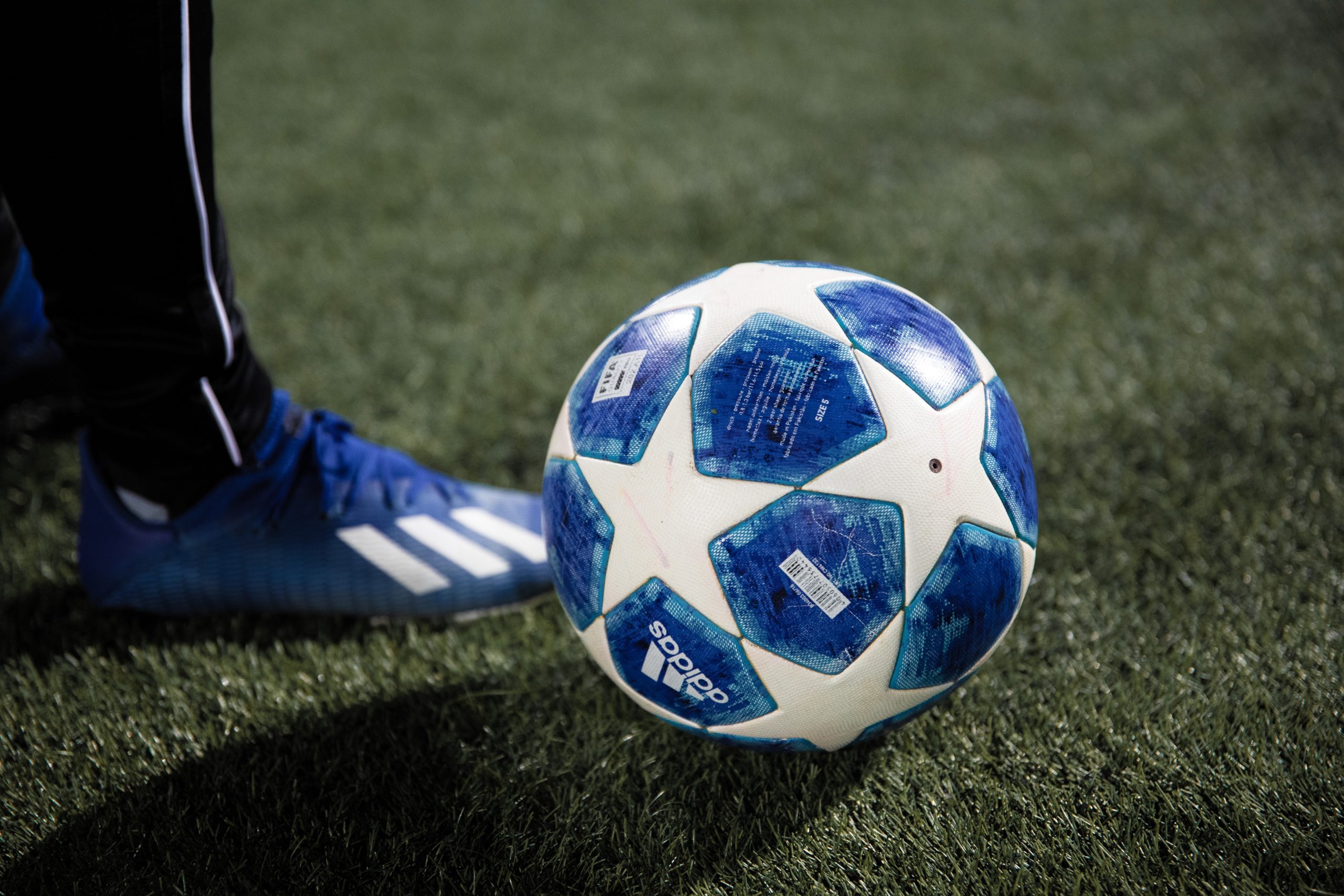 Competiciones europeas 2021/2022. Sobre un campo de fútbol de césped artificial, el balón oficial de la UEFA.