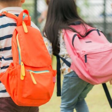 Tres niños con mochilas para la vuelta al cole
