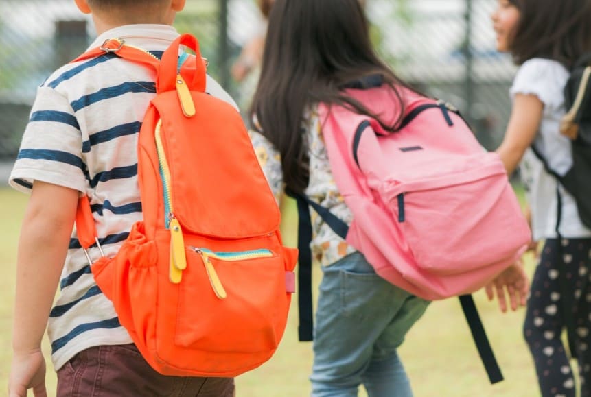 Tres niños con mochilas para la vuelta al cole