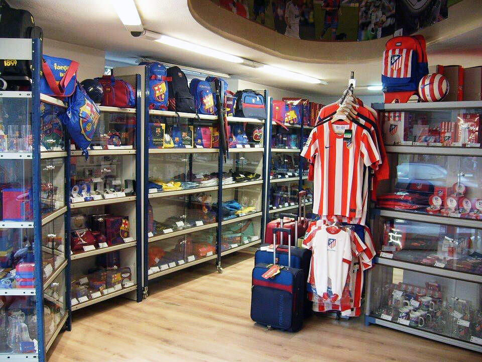 Expositor con art&iacute;culos deportivos del Bar&ccedil;a y Atl&eacute;tico de Madrid