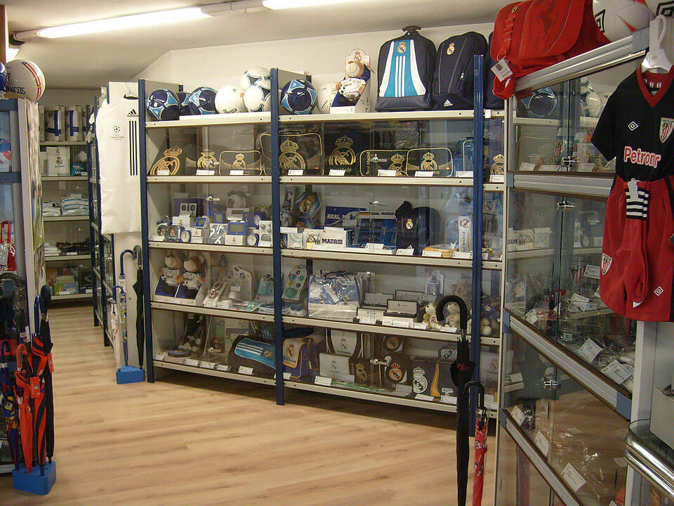 Expositor productos del Real Madrid y Athletic Club